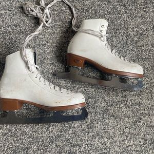 Reidell Ice skates.  Great shape and good blades.